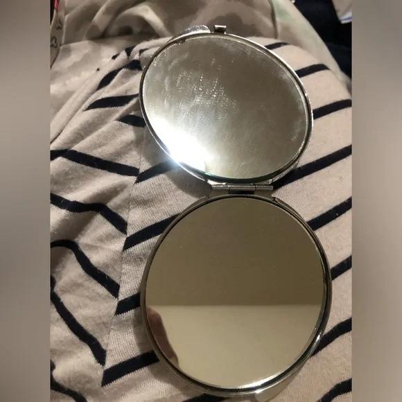 Vintage Betsey Johnson Black and Gold Eiffel Tower Compact Mirror - Picture 2 of 2